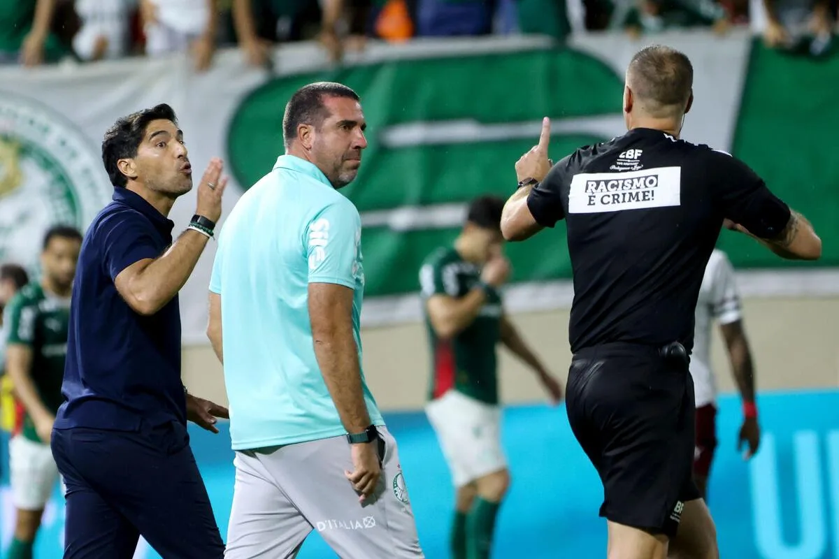 Súmula relata “ataque de fúria” de Abel, mas ignora erro em Palmeiras x Fluminense