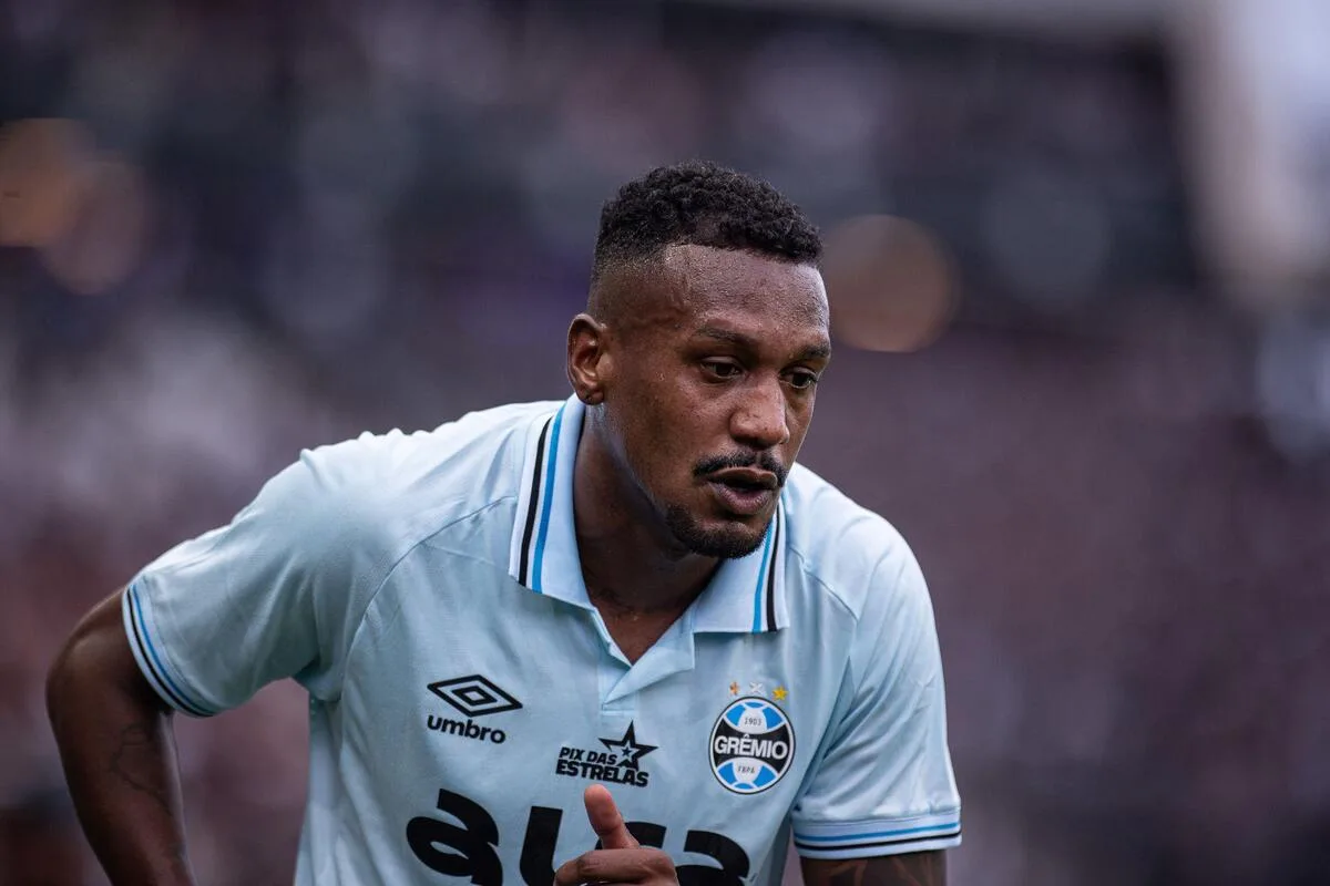 Luís Castro confirma pedido de Edenilson para deixar o Grêmio