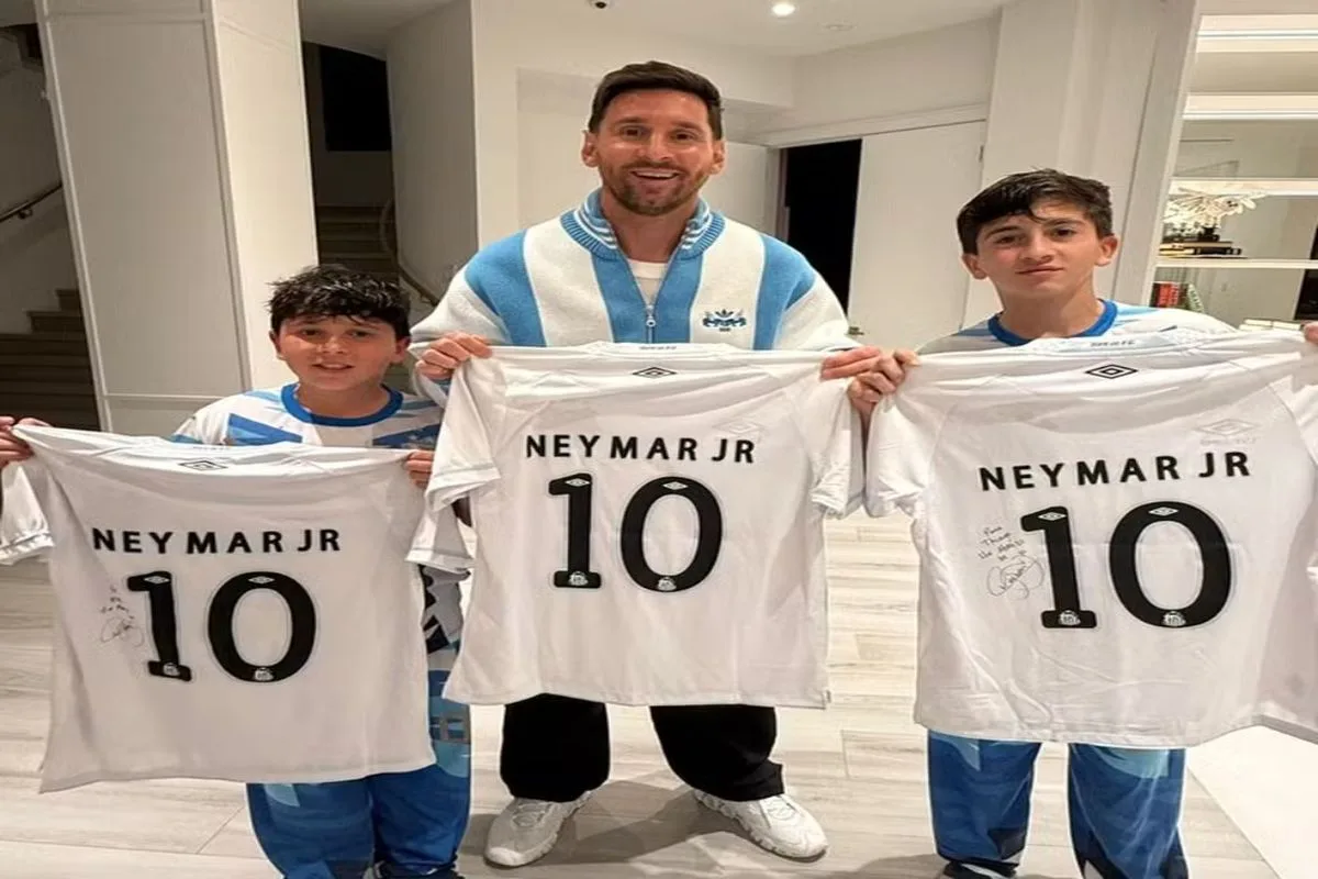 Messi recebe camisa 10 do Santos em homenagem de Neymar