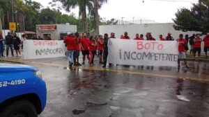 Torcedores do Flamengo protestam no CT por má fase do time