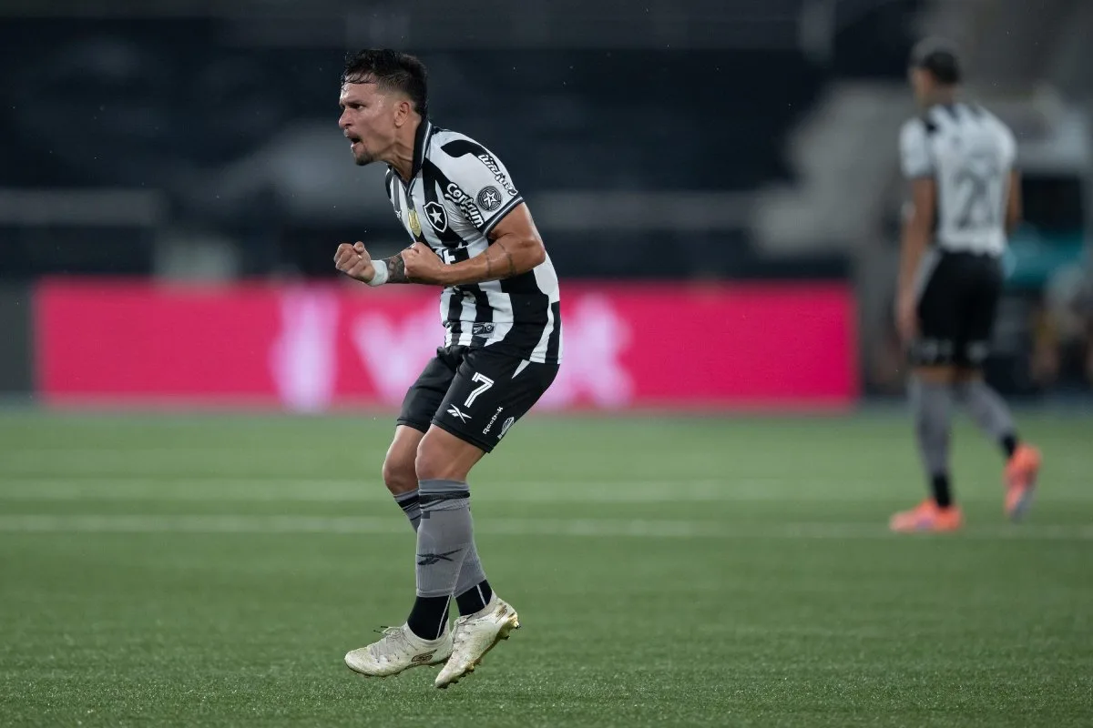 Artur celebra chegada ao São Paulo: ‘Uma das camisas mais pesadas do mundo’