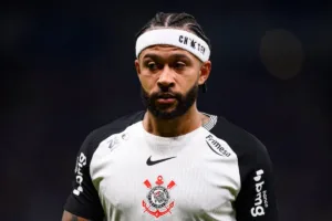 Memphis é denunciado no STJD por uso de celular em Corinthians x Flamengo
