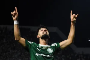 Flaco López marca, Carlos Miguel salva e Palmeiras abre vantagem