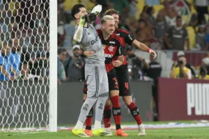 Rossi decide nos pênaltis e Flamengo conquista tricampeonato do Carioca