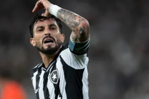 Alex Telles desabafa após eliminação do Botafogo