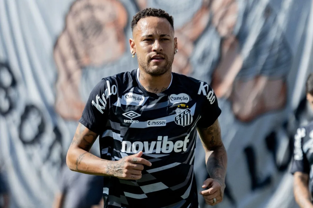 Neymar treina e deve ser titular do Santos contra o Remo