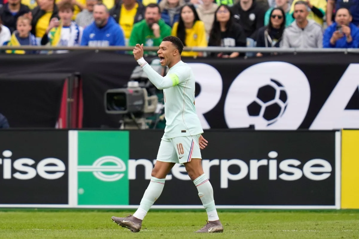 Brasil joga segundo tempo com um a mais, mas perde para a França