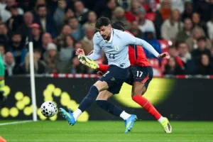 Lesão de Piquerez aciona Fifa, que pagará salário ao Palmeiras