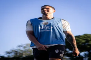 Lucas Veríssimo inicia atividades no Santos e pode reforçar o time no clássico