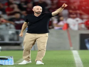 Técnico interino do Botafogo analisa goleada sofrida e minimiza impacto de crise extracampo