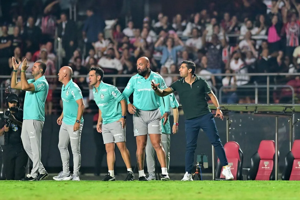 Auxiliar do Palmeiras critica arbitragem e ironiza Daronco após vitória no clássico