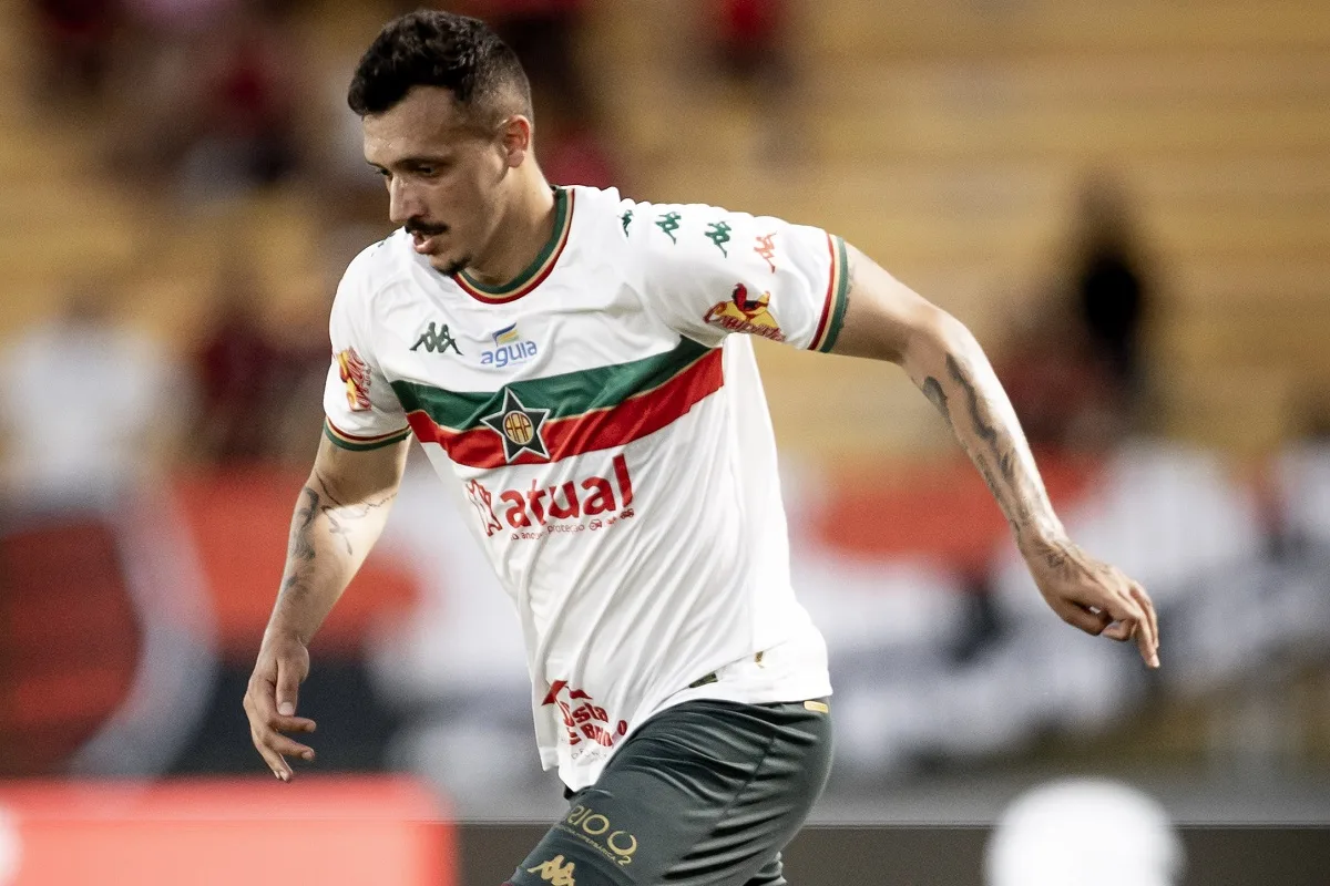 Ex-Athletico define meta na Portuguesa-RJ e projeta retorno ao exterior