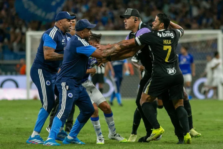 Briga entre Atlético e Cruzeiro