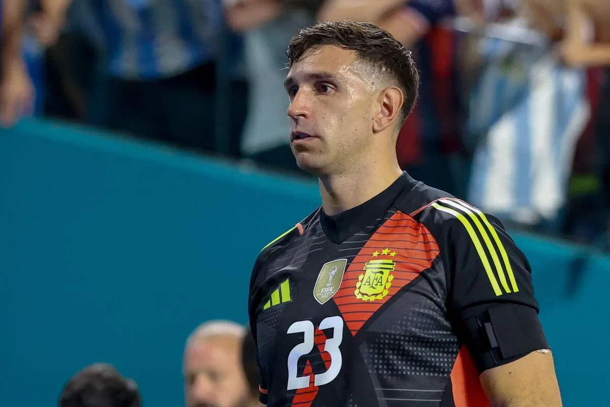 Emiliano Martínez pode ter violado regras de apostas da FA ao promover site argentino