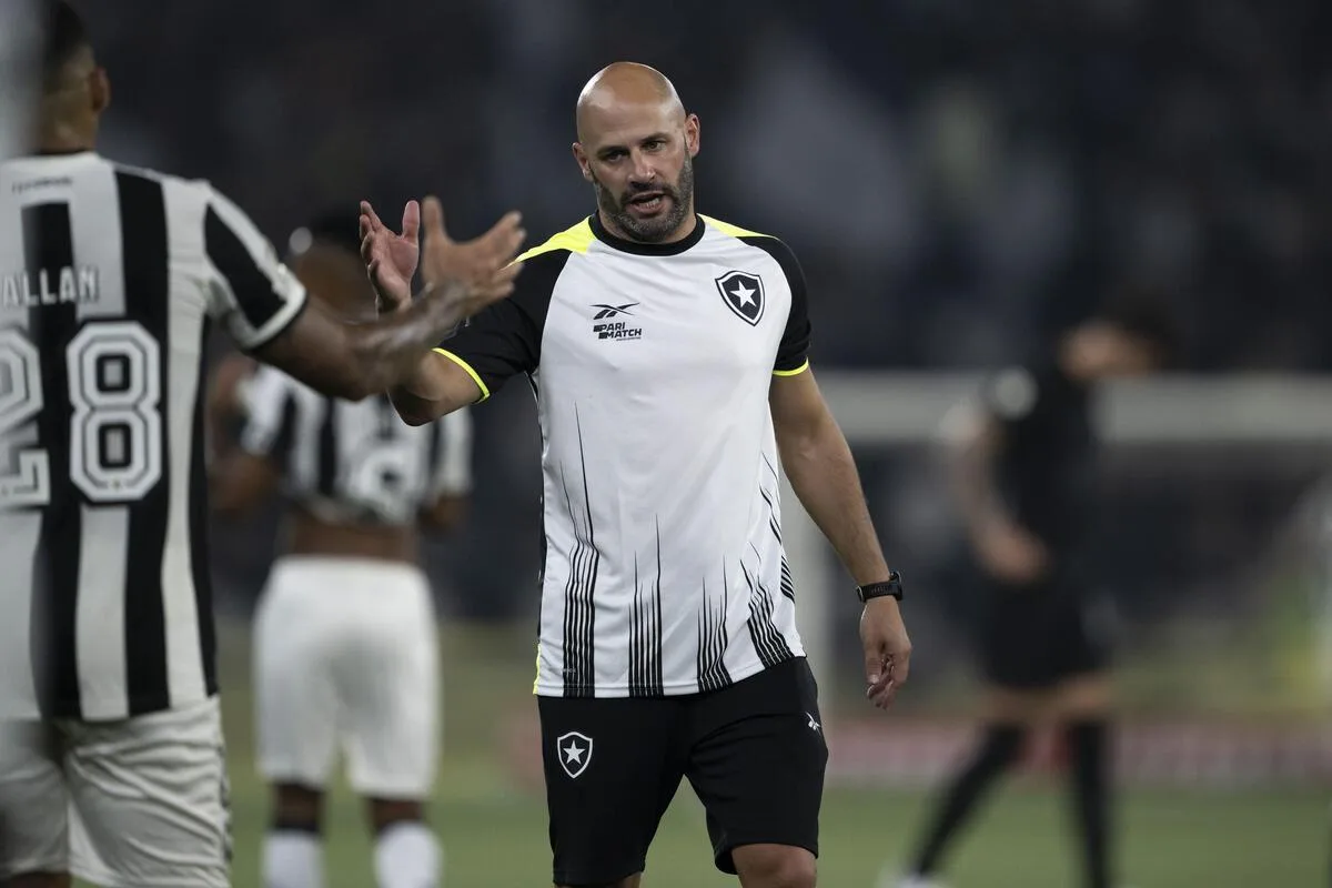Botafogo negocia com ex-auxiliar de Artur Jorge para treinador e analisa outro português