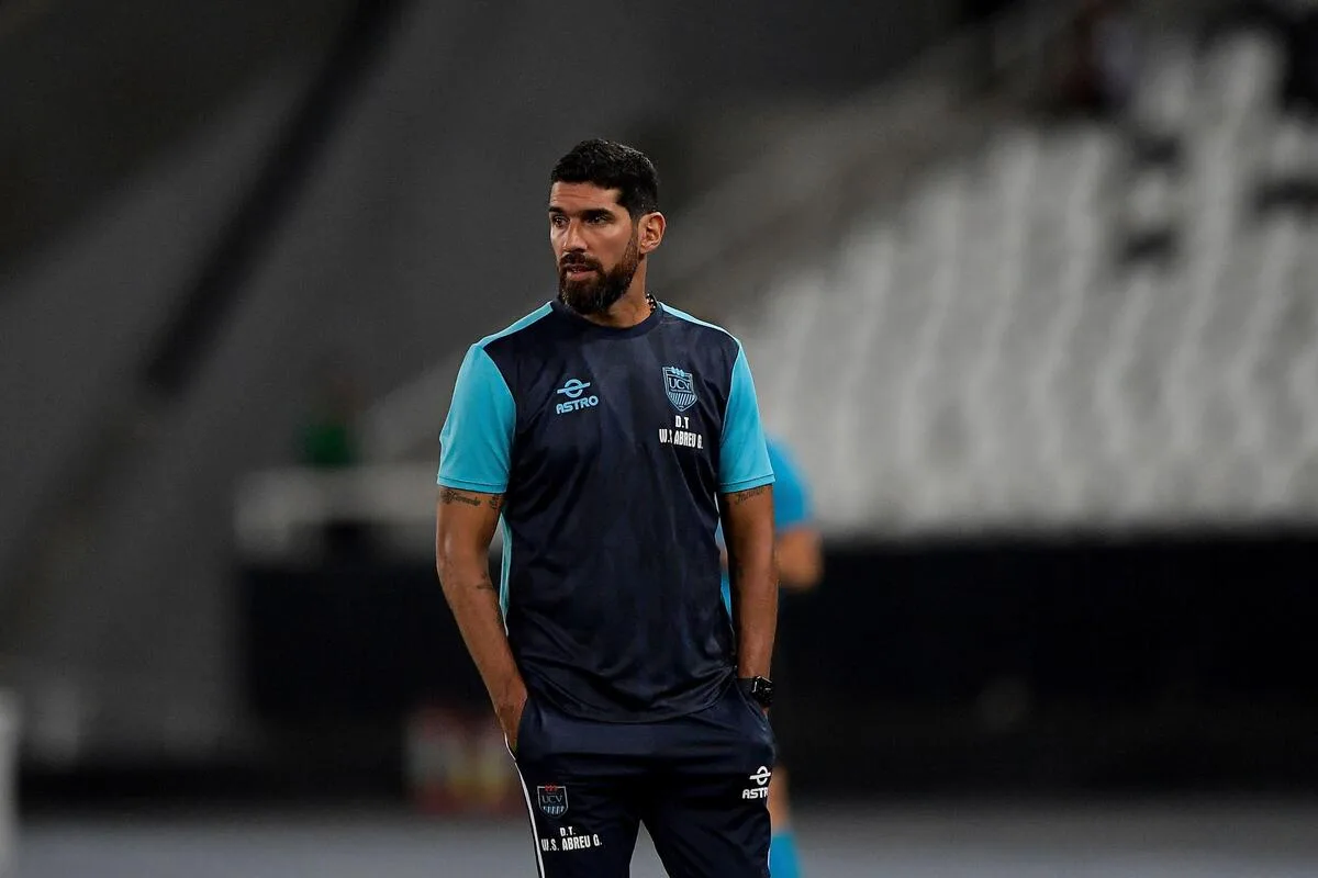 Loco Abreu surge como favorito para assumir o Botafogo após demissão de Anselmi