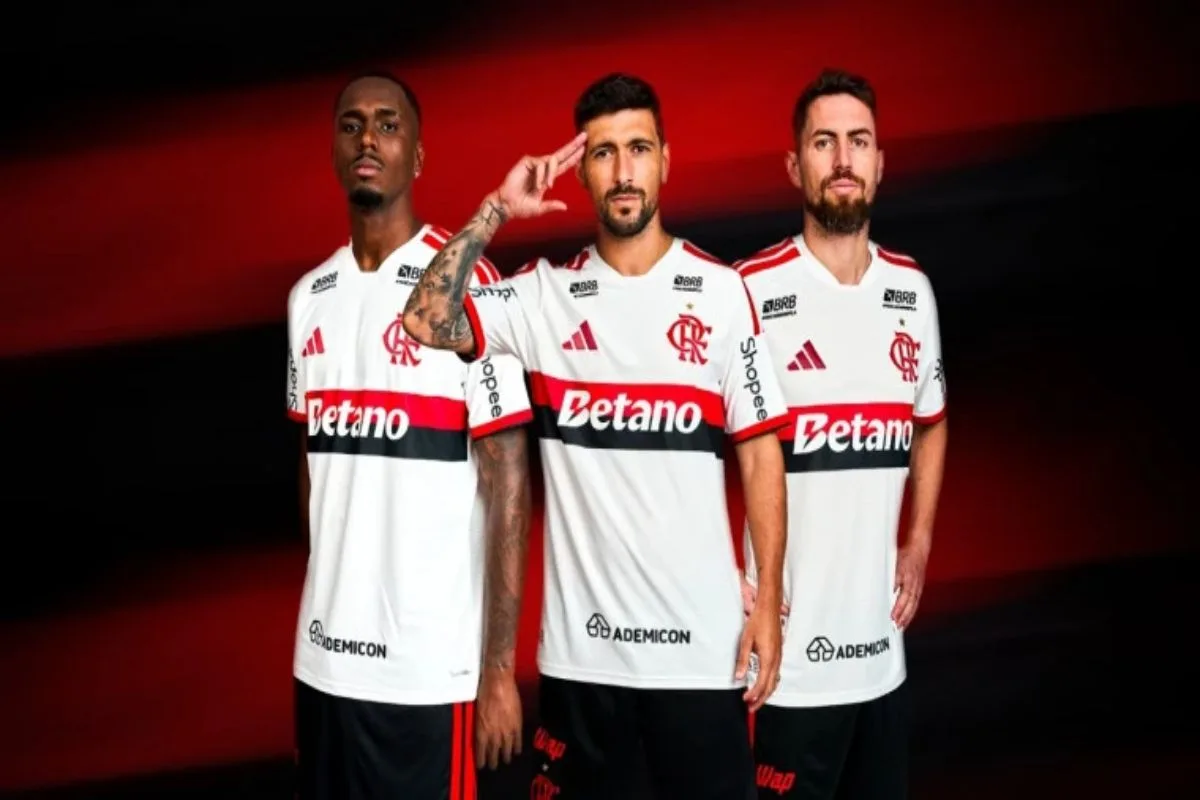 Flamengo apresenta nova camisa e chama de “Manto 1 Branco”