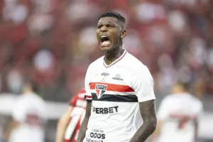 Arboleda reaparece após um mês, é multado e fica fora dos planos no São Paulo