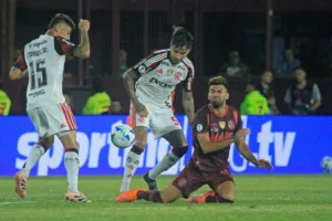 Erick Pulgar e Carrascal recebem punição do STJD e desfalcam o Flamengo