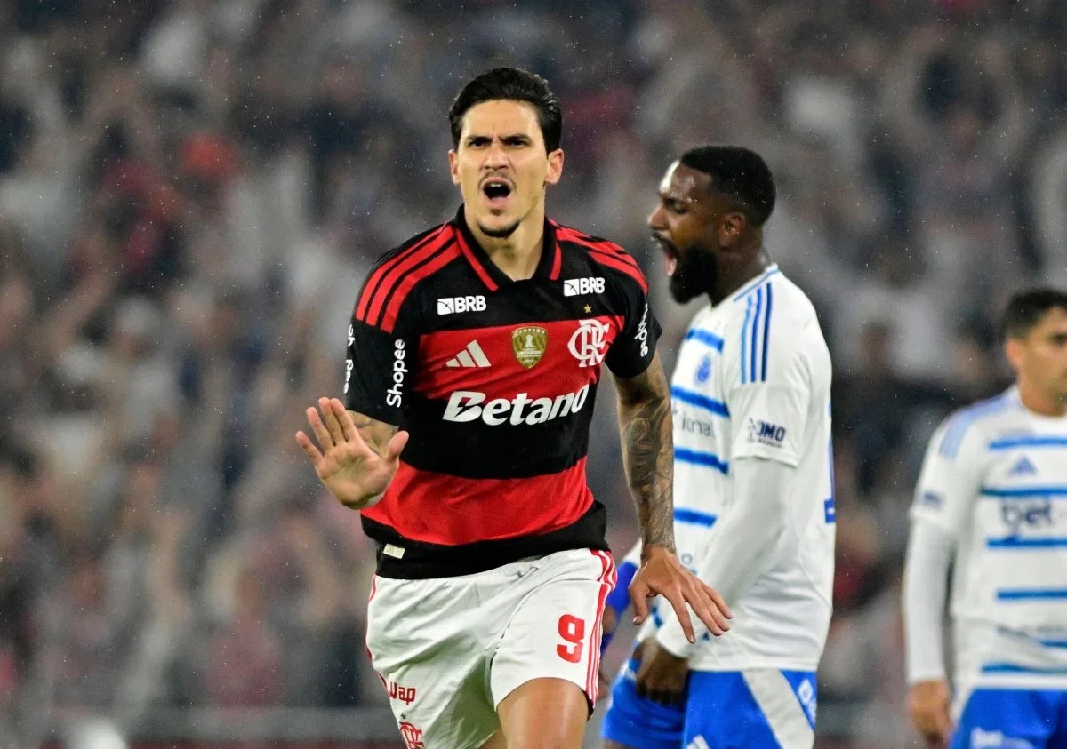 Pedro recebe homenagem e celebra chegada de Leonardo Jardim ao Flamengo: ‘Conversa muito’