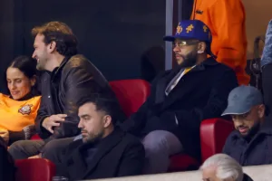 Memphis realiza procedimento no joelho em Madrid; Corinthians aguarda retorno no sábado