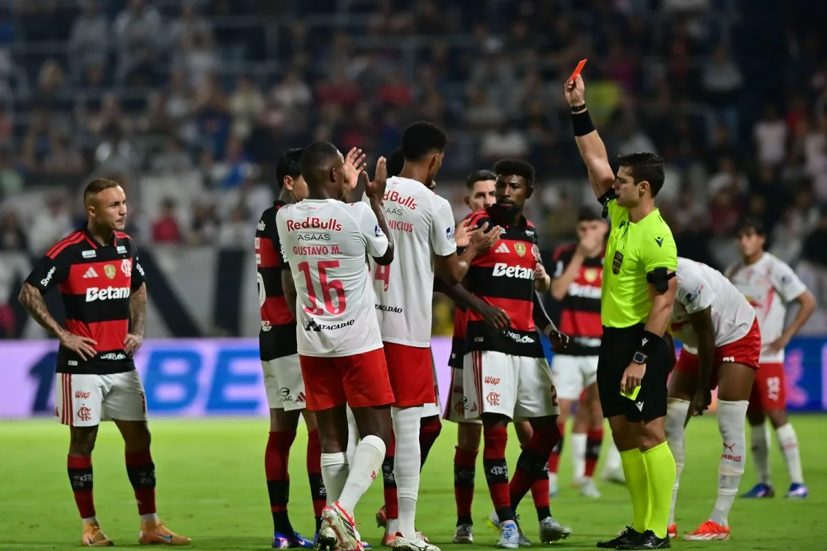 Flamengo decide punir Pulgar por expulsão contra o Bragantino