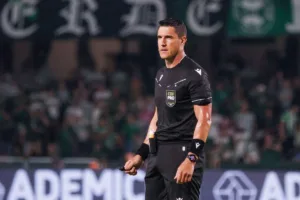 Fluminense vai à CBF e questiona arbitragem após lance polêmico