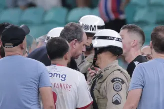 Rogério Ceni discutindo com o juiz de Bahia x Palmeiras