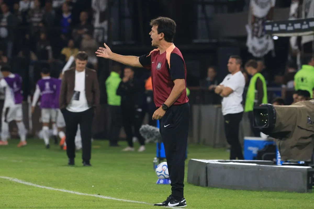 Após estreia com vitória fora de casa, Fernando Diniz projeta crescimento do Corinthians