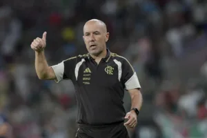 Leonardo Jardim comemora fartura de opções no Flamengo: ‘Elenco com soluções’