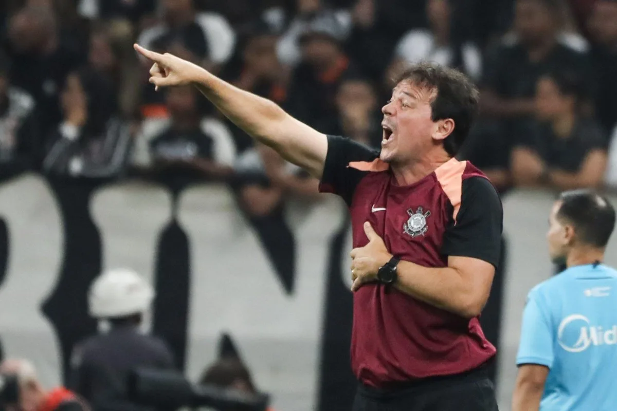 Em Dérbi marcado por confusão, Diniz destaca espírito de luta do Corinthians