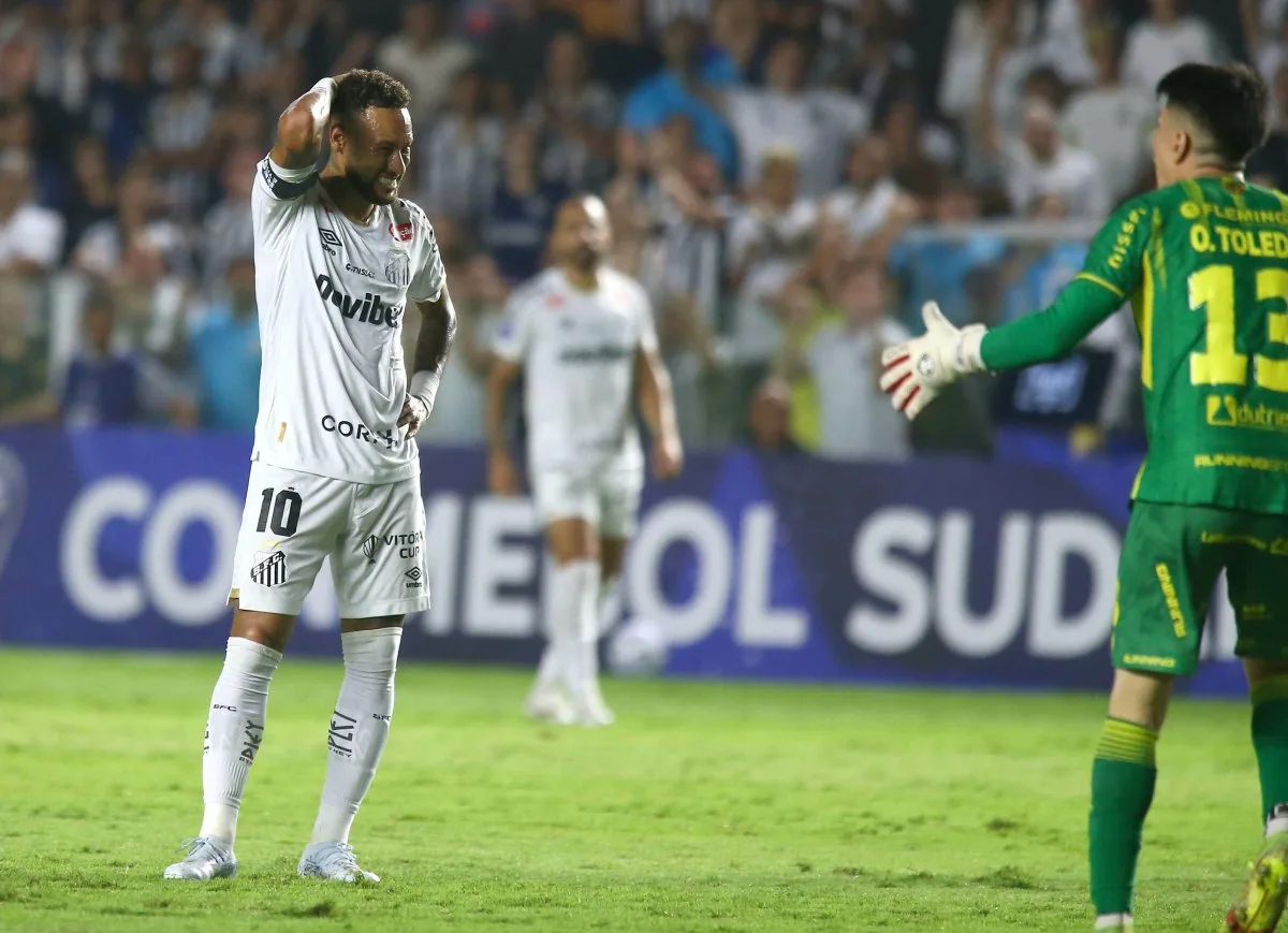 Santos só empata com o Recoleta e Neymar discute com torcedores após o jogo