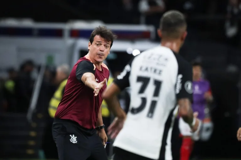 Fernando Diniz explica mesma escalação em três jogos no Corinthians