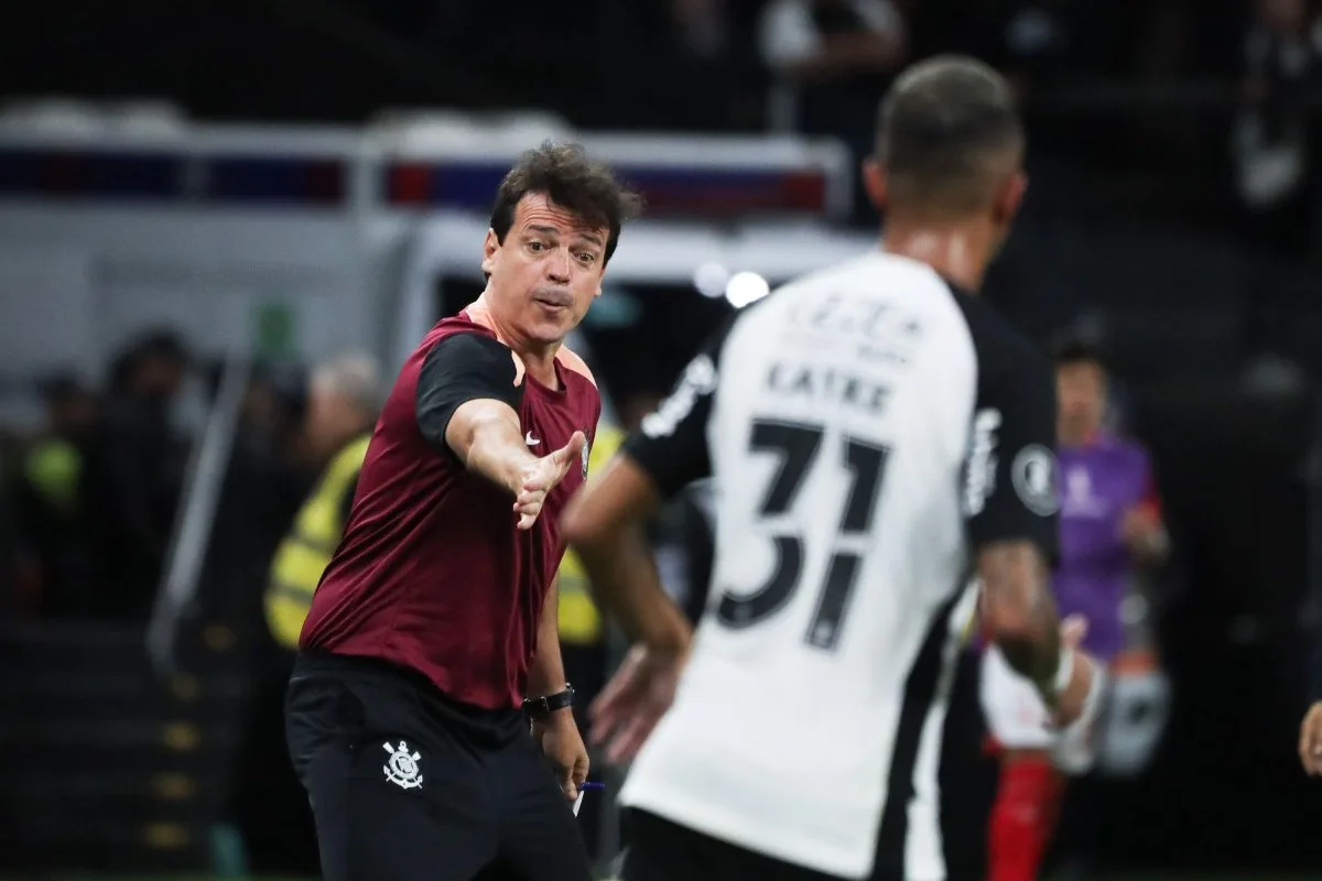 Fernando Diniz explica mesma escalação em três jogos no Corinthians
