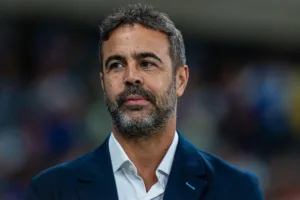 Artur Jorge celebra jogo coletivo do Cruzeiro em vitória contra o Remo