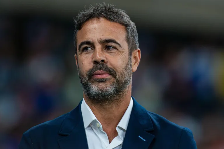 Artur Jorge celebra jogo coletivo do Cruzeiro em vitória contra o Remo