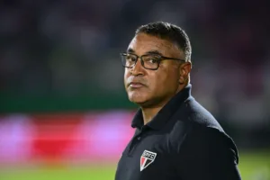 Com vitória e retorno ao G4, Roger destaca disciplina tática do São Paulo