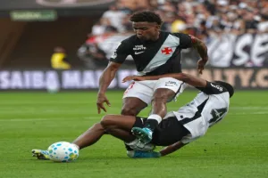 Críticas à arbitragem colocam Thiago Mendes na mira do STJD