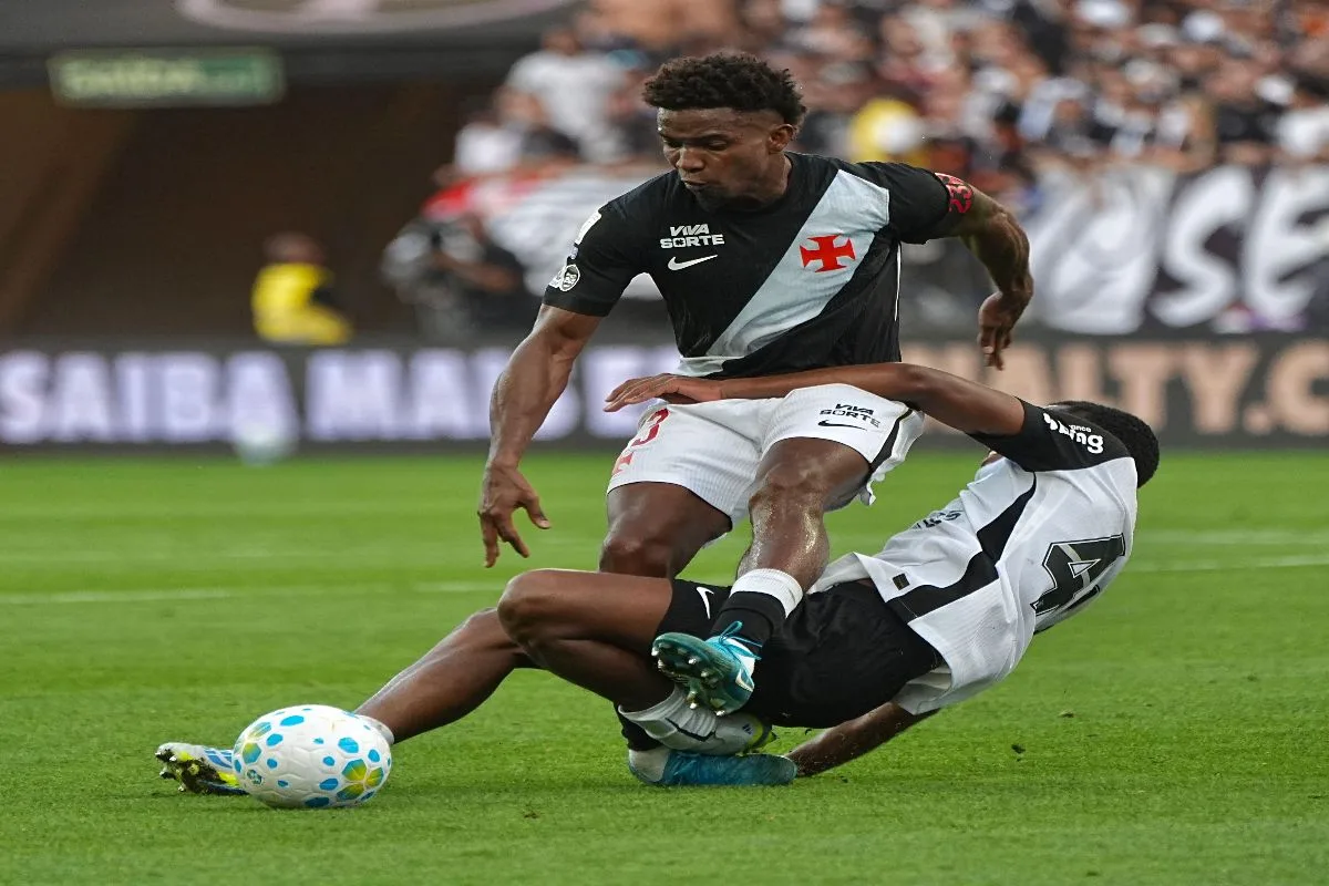 Críticas à arbitragem colocam Thiago Mendes na mira do STJD