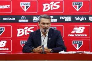 Pressão aumenta no São Paulo: organizada vai ao CT e cobra saída de Rui Costa