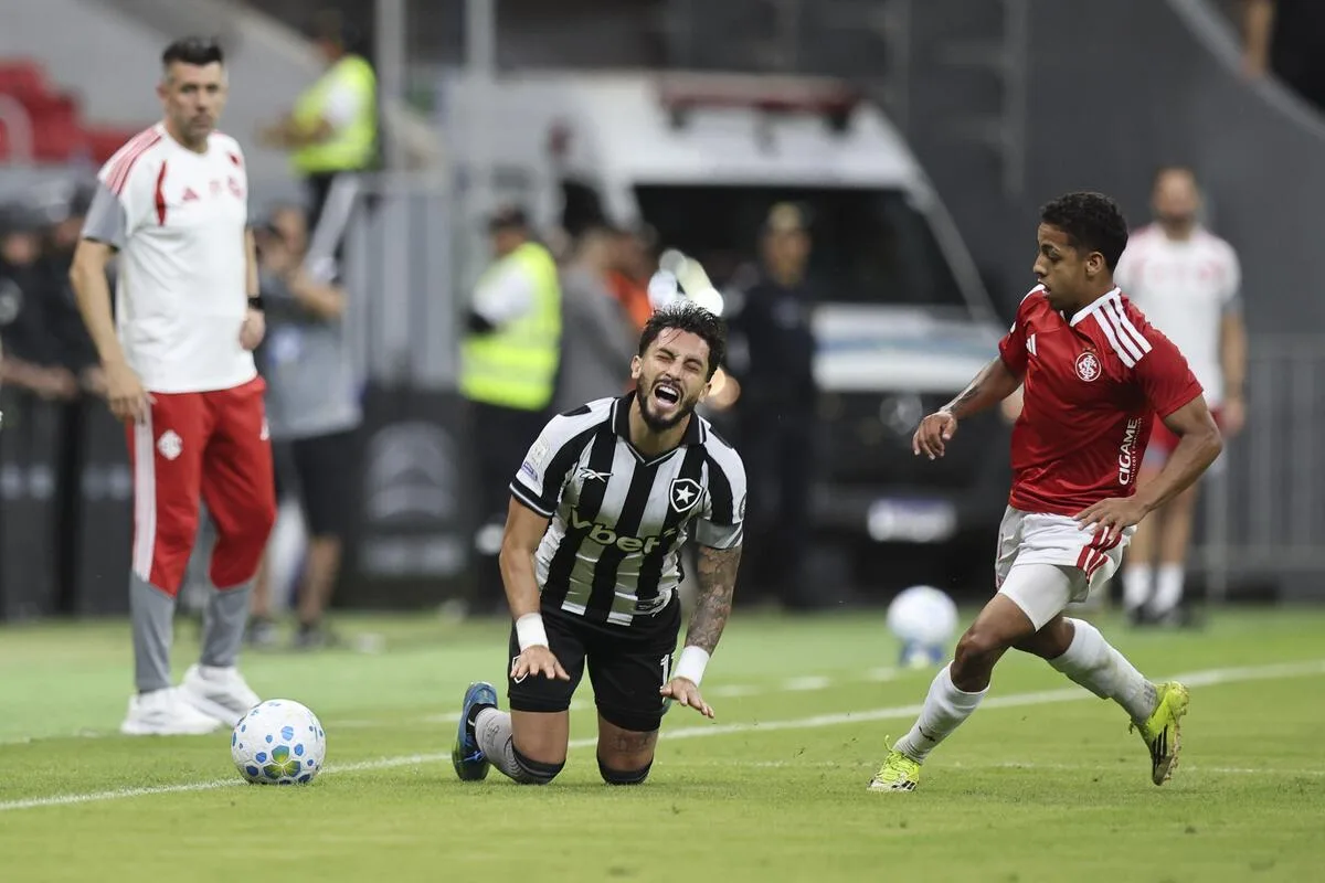 Botafogo empata com o Internacional em jogo eletrizante e Alex Telles fala sobre renovação