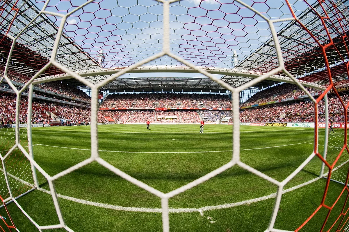 Futebol na TV hoje: confira as atrações da segunda-feira (13)