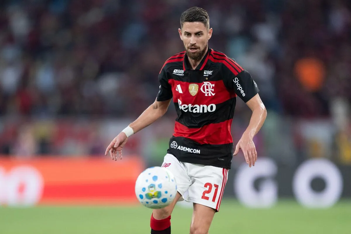 Recuperado, Jorginho deve aparecer entre os titulares do Flamengo; De La Cruz está fora