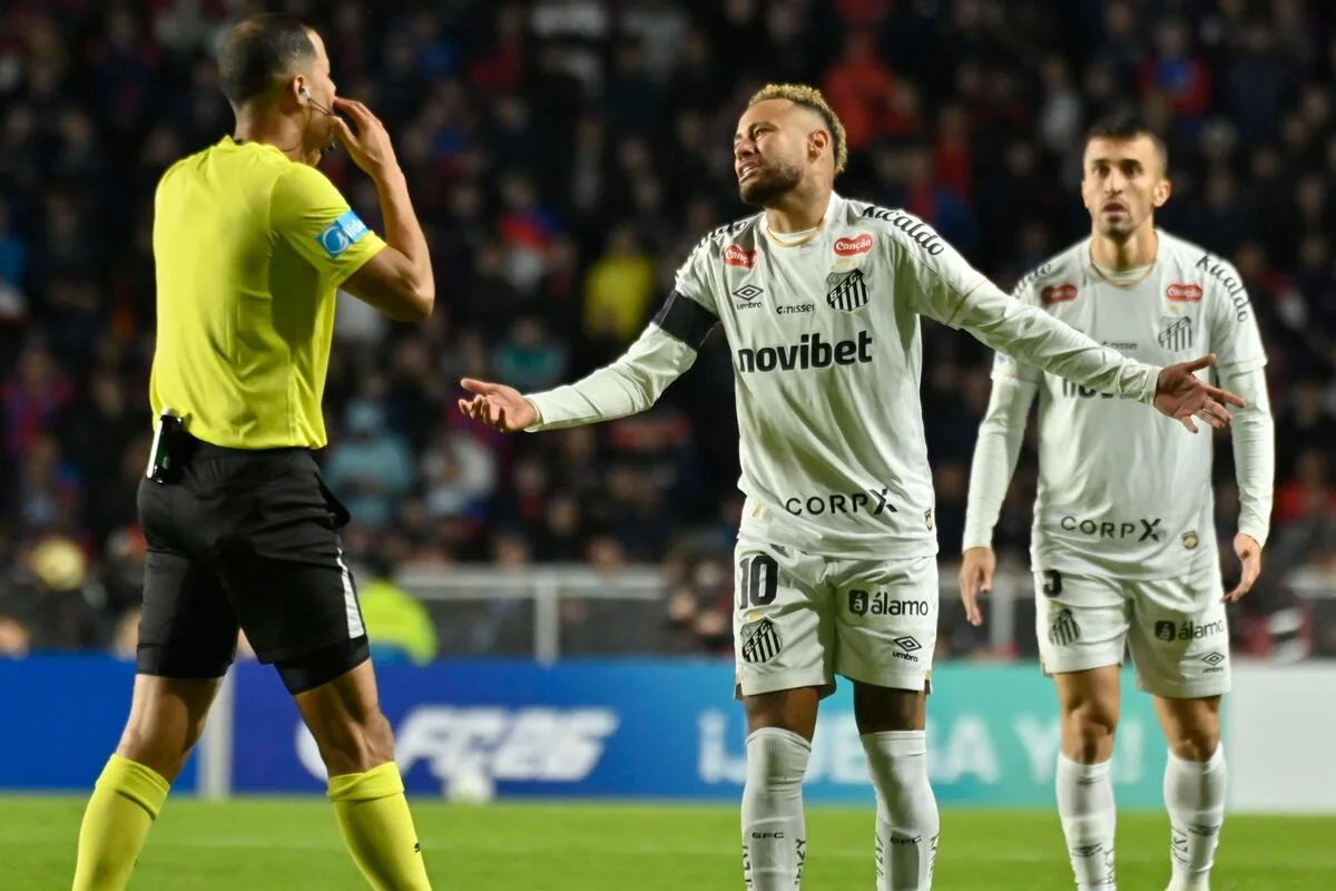 Com Neymar apagado, Santos empata com San Lorenzo na Argentina
