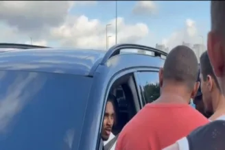 Vitinho sendo cobrado pela torcida