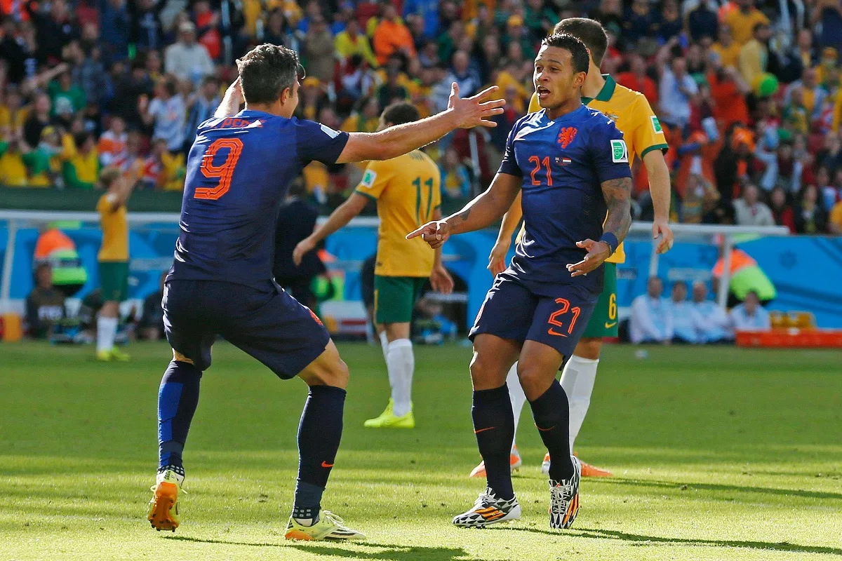 Memphis Depay já se envolveu em discussão com Van Persie na Seleção, afirma ex-jogador