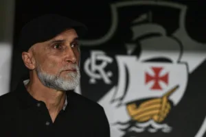 Ex-técnico cobra milhões do Vasco após passagem relâmpago e derrota histórica