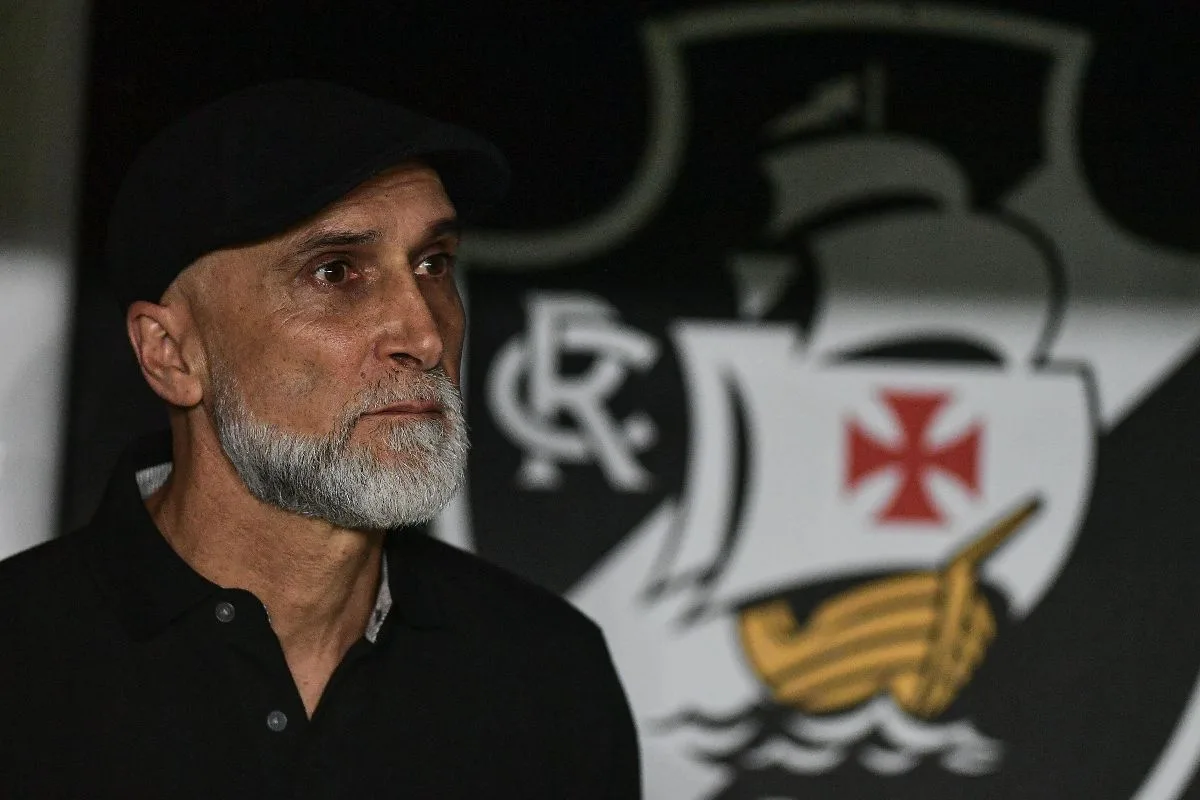 Ex-técnico cobra milhões do Vasco após passagem relâmpago e derrota histórica
