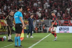 STJD denuncia Carrascal e Paulinho após polêmicas em Flamengo x Palmeiras