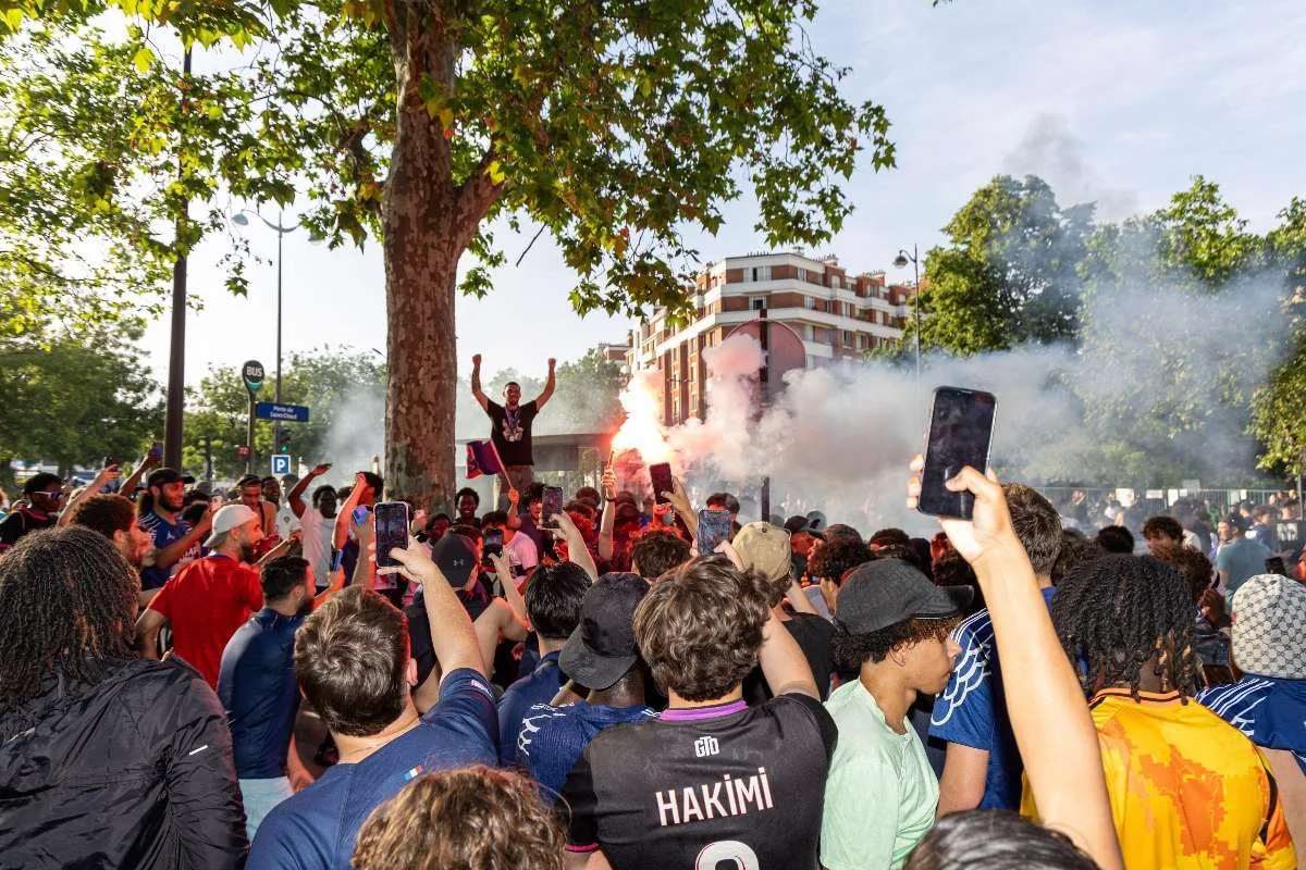 Título do PSG vira cenário de caos: comemorações deixam um morto e centenas de presos